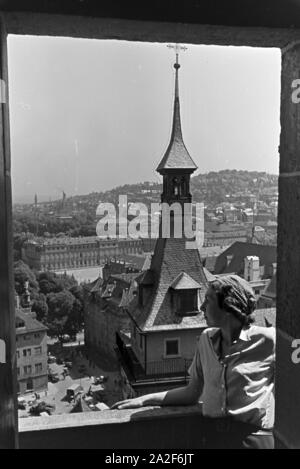 Blick über die Stuttgarter Innenstadt mit der Turmspitze Schwanenburg, Deutschland der 1930er Jahre. Vue sur le centre-ville de Stuttgart avec la flèche de la Collégiale, l'Allemagne des années 1930. Banque D'Images