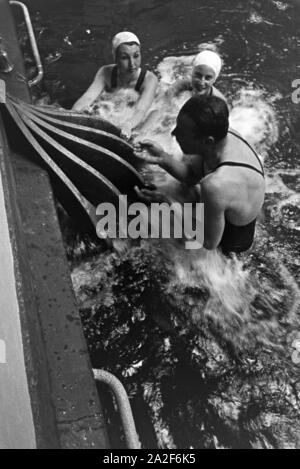 Im Freibad une einem heißen Sommertag, Deutschland 1930 er Jahre. Dans la piscine en plein air sur une chaude journée d'été, l'Allemagne des années 1930. Banque D'Images