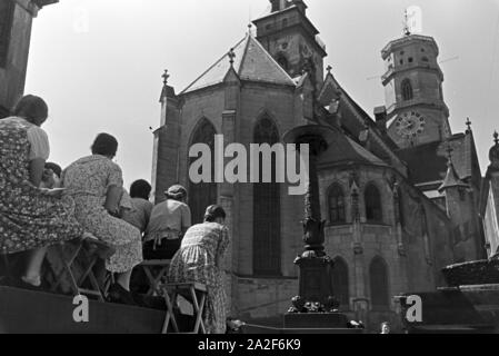 Junge Frauen vor der sitzend Schwanenburg, Stuttgart, Deutschland 1930 er Jahre. Les jeunes femmes assis en face de l'église collégiale (Schwanenburg) à Stuttgart, Allemagne 1930. Banque D'Images