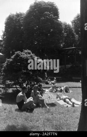 Dans un Badegäste Stuttgarter Freibad, Deutschland 1930er Jahre. Baigneurs dans une baignoire en plein air à Stuttgart, Allemagne 1930. Banque D'Images