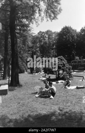 Dans un Badegäste Stuttgarter Freibad, Deutschland 1930er Jahre. Baigneurs dans une baignoire en plein air à Stuttgart, Allemagne 1930. Banque D'Images