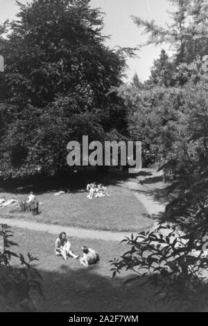 Dans un Badegäste Stuttgarter Freibad, Deutschland 1930er Jahre. Baigneurs dans une baignoire en plein air à Stuttgart, Allemagne 1930. Banque D'Images