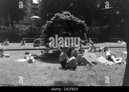 Dans un Badegäste Stuttgarter Freibad, Deutschland 1930er Jahre. Baigneurs dans une baignoire en plein air à Stuttgart, Allemagne 1930. Banque D'Images