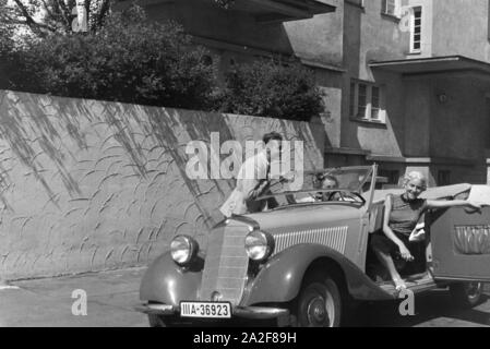 Ein Ausflug mit dem Auto nach Stuttgart, Deutschland 1930er Jahre. Une voiture Voyage à Stuttgart, Allemagne 1930. Banque D'Images