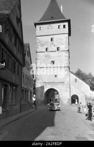 Der Beinsteiner Torturm à Waiblingen, Deutschland 1930 er Jahre. La tour-porte Beinsteiner à Waiblingen avec une Ford V8, l'Allemagne des années 1930. Banque D'Images