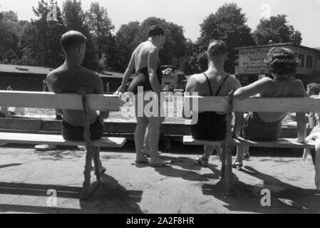 Dans un Badegäste Stuttgarter Freibad, Deutschland 1930er Jahre. Baigneurs dans une piscine en plein air à Stuttgart, Allemagne 1930. Banque D'Images