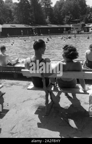 Dans un Badegäste Stuttgarter Freibad, Deutschland 1930er Jahre. Baigneurs dans une piscine en plein air à Stuttgart, Allemagne 1930. Banque D'Images