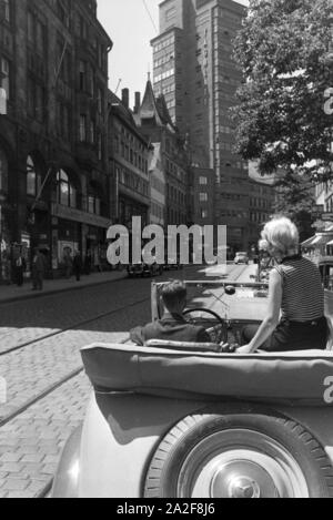 Ein Ausflug mit dem Auto nach Stuttgart, Deutschland 1930er Jahre. Une voiture Voyage à Stuttgart, Allemagne 1930. Banque D'Images