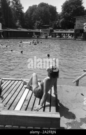 Dans un Badegäste Stuttgarter Freibad, Deutschland 1930er Jahre. Baigneurs dans une piscine en plein air à Stuttgart, Allemagne 1930. Banque D'Images