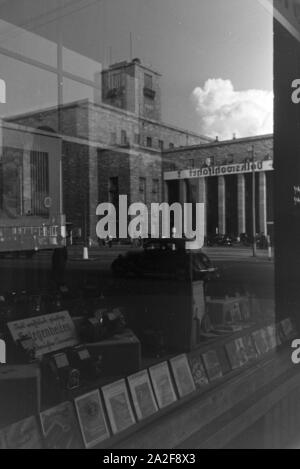 Die Spiegelung des Stuttgarter Hauptbahnhofs in einem Schaufenster, Deutschland 1930 er Jahre. La réflexion de la gare centrale de Stuttgart dans une vitrine, Allemagne 1930. Banque D'Images