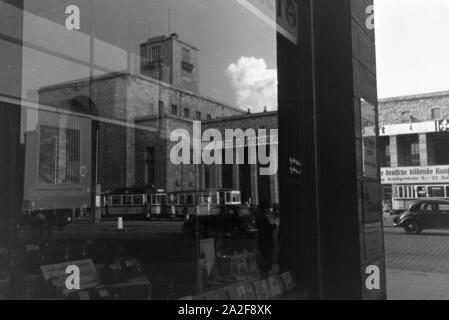 Die Spiegelung des Stuttgarter Hauptbahnhofs in einem Schaufenster, Deutschland 1930 er Jahre. La réflexion de la gare centrale de Stuttgart dans une vitrine, Allemagne 1930. Banque D'Images