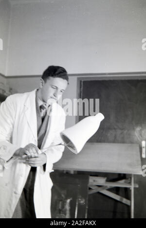 Assistant bei der Planung der berühmten figure des Meckie Kinderfilm Igel für den Wettlauf Der zwischen dem dem Hasen und Igel, Deutschland 1930 er Jahre. Assistant dans le processus de fabrication le populaire personnage Meckie hérisson pour le dessin animé film pour enfants La course entre le lapin et le hérisson, Allemagne 1930. Banque D'Images