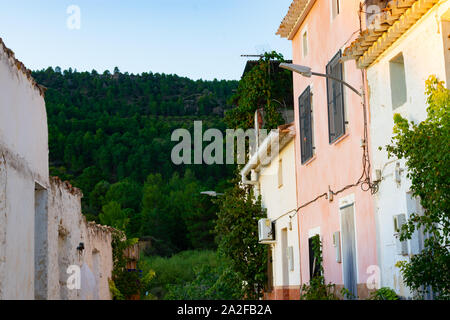 Benizar est un magnifique village de tourisme rural pour chaque année.Il est situé à plus de 800 m de haut, l'air pur et d'incroyables forêts. Banque D'Images