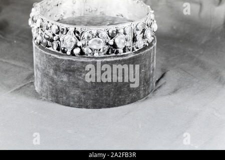 Fotografie von Edelsteinen mit reich verzierten königlichen Krone in den Schatzkammern der Münchener Residenz, Deutschland 1930 er Jahre. Photo d'une couronne royale richement ornée de bijoux dans le trésor de la Residenz Munich, Allemagne 1930. Banque D'Images