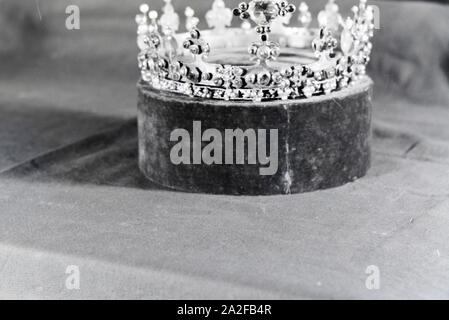 Fotografie von Edelsteinen mit reich verzierten königlichen Krone in den Schatzkammern der Münchener Residenz, Deutschland 1930 er Jahre. Photo d'une couronne royale richement ornée de bijoux dans le trésor de la Residenz Munich, Allemagne 1930. Banque D'Images