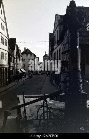 Eine von gesäumte Fachwerkhäusern Straße mit einem Springbrunnen à Rothenburg ob der Tauber, Allemagne Allemagne Années 1930 er Jahre. Une rue bordée de maisons à colombage et une fontaine à Rothenburg ob der Tauber, Allemagne 1930. Banque D'Images