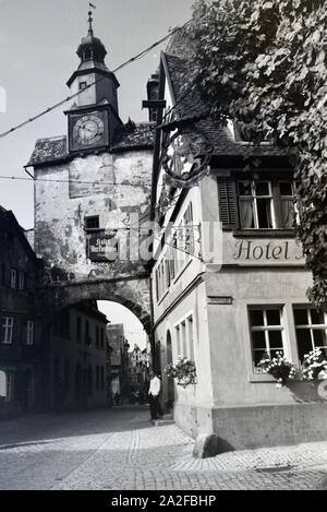 Ein Hotel mit bester Lage direkt neben dem Markusturm à Rothenburg ob der Tauber, Allemagne Allemagne Années 1930 er Jahre. Un hôtel avec un emplacement idéal juste à côté de la porte de Markus à Rothenburg ob der Tauber, Allemagne 1930. Banque D'Images