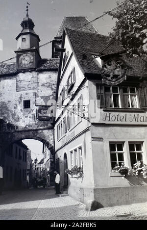 Ein Hotel mit bester Lage direkt neben dem Markusturm à Rothenburg ob der Tauber, Allemagne Allemagne Années 1930 er Jahre. Un hôtel avec un emplacement idéal juste à côté de la porte de Markus à Rothenburg ob der Tauber, Allemagne 1930. Banque D'Images