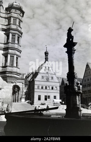 Der Springbrunnen Am Marktplatz vor dem imposanten Rathaus und der Ratstrinkstube, Rothenburg ob der Tauber, Allemagne Allemagne Années 1930 er Jahre. La fontaine placée sur la place du marché près de l'impressionnant hôtel de ville et Ratstrinkstube à Rothenburg ob der Tauber, Allemagne 1930. Banque D'Images