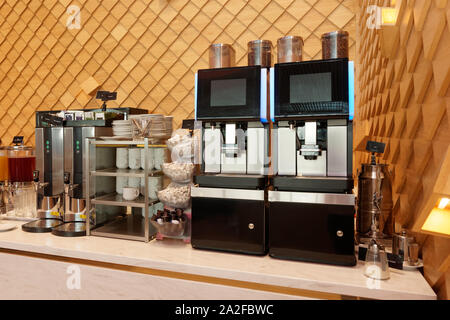 Super machines à café automatiques et distributeurs d'eau chaude dans un bar d'aéroport Banque D'Images