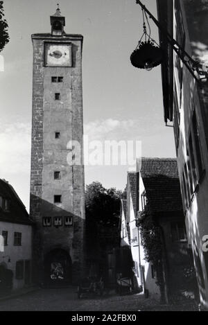 Die mittelalterliche Stadt Rothenburg ob der Tauber ist bekannt für seine zahlreichen Türme und Tore, Deutschland 1930 er Jahre. La ville mediaval Rothenburg ob der Tauber est connue pour ses nombreuses portes et tours, Allemagne 1930. Banque D'Images