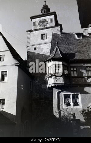 Die mittelalterliche Stadt Rothenburg ob der Tauber ist bekannt für seine zahlreichen Türme und Tore, Deutschland 1930 er Jahre. La ville mediaval Rothenburg ob der Tauber est connue pour ses nombreuses portes et tours, Allemagne 1930. Banque D'Images