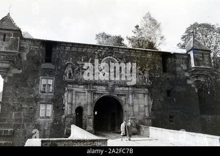 Das Schloss Hohentübingen mit seinem prachtvollen portail Renaissance im Stil von römischen Triumphbogens mit verschiedenen Reliefs und einem Wappen dans der Mitte, Tübingen, Allemagne 1930 er Jahre. Le château Hohentübingen avec son grand portail Renaissance dans le style d'un arc de triomphe romain avec de nombreux relievos et un emblème au milieu, Tübingen, Allemagne 1930. Banque D'Images