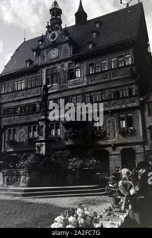 Der Am Abtstor 35 vor dem Rathaus mit er astronomischen Uhr Am Marktplatz von Tübingen, Deutschland 1930 er Jahre. Les légumes du marché en face de la c Banque D'Images