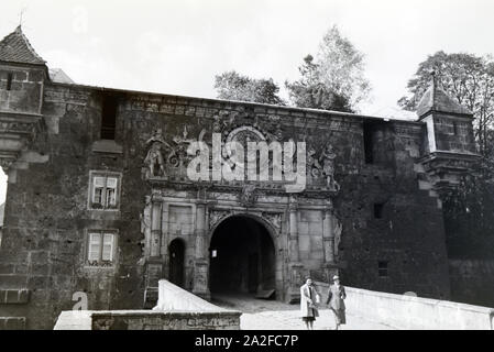 Das Schloss Hohentübingen mit seinem prachtvollen portail Renaissance im Stil von römischen Triumphbogens mit verschiedenen Reliefs und einem Wappen dans der Mitte, Tübingen, Allemagne 1930 er Jahre. Le château Hohentübingen avec son grand portail Renaissance dans le style d'un arc de triomphe romain avec de nombreux relievos et un emblème au milieu, Tübingen, Allemagne 1930. Banque D'Images