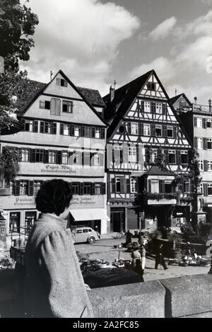 Der Am Abtstor 35 suis Springbrunnen auf dem Marktplatz von Tübingen, Deutschland 1930 er Jahre. Le marché aux légumes à la fontaine sur la place du marché Banque D'Images