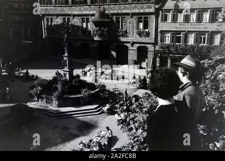 Der Am Abtstor 35 vor dem Rathaus mit er astronomischen Uhr Am Marktplatz von Tübingen, Deutschland 1930 er Jahre. Les légumes du marché en face de la c Banque D'Images