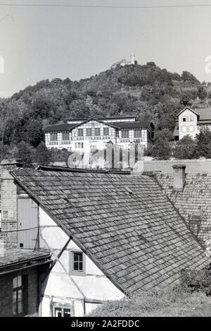 Dans Konferenzhaus Das Bad Blankenburg mit der dahinter liegenden Burgruine auf dem Greifenstein, Deutschland 1930er Jahre. Conférence de la chambre / Konferenzhaus dans Bad Blankenburg avec les ruines du château sur le Greifenstein derrière elle, l'Allemagne des années 1930. Banque D'Images