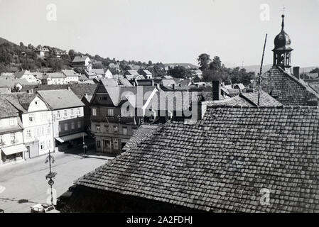 Der Blick über den Ziegeldächer Marktplatz von Bad Blankenburg mit der Stadtkirche St. Nicolai, Deutschland 1930er Jahre. Le regard sur la place du marché de Bad Blankenburg avec l'église paroissiale Saint Nicolai sur des toits, Allemagne 1930. Banque D'Images