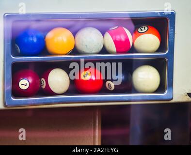 Boules de billard derrière une vitre Banque D'Images