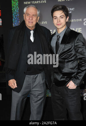 LOS ANGELES, CA. 05 décembre 2011, Directeur : Garry Marshall (à gauche) & acteur Jake T. Austin lors de la première mondiale de son nouveau film 'New Year's Eve" au Grauman's Chinese Theatre, à Hollywood. © 2011 Paul Smith / Featureflash Banque D'Images