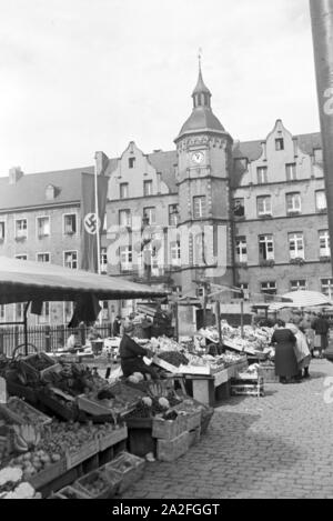 Ein Am Abtstor 35 à Bruchsal, gesäumt von Hakenkreuzfahnen, 1930er Jahre Deutschland. Un marché d'épicerie à Bruchsal sertis par des bannières à croix gammée, Allemagne 1930. Banque D'Images