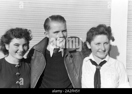 Porträt von jungen Hitlerjugend / Bund Deutscher Mädel von Mitgliedern und vom österreichischen Teilnehmern Formations Eiskunstläufer Olympiasieger und Karl Schäfer à Dortmund, Deutschland 1930 er Jahre. Portrait of young Hitler Jeunesse / Ligue des jeunes filles allemandes de membres et de participants d'un patin à glace la formation entraînée par l'figureskater et champion olympique autrichien Karl Schäfer, Allemagne 1930. Banque D'Images