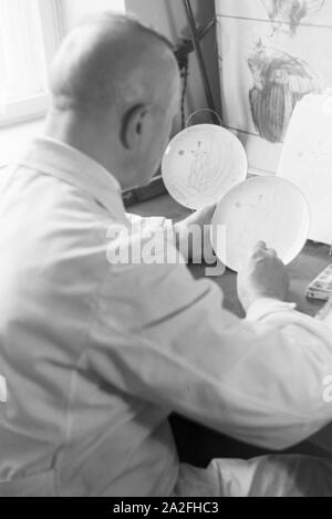 Weihnachtsmotiv Porzellanmaler zeichnet ein ein auf den Teller Werkstätten der Staatlichen Porzellanmanufaktur Berlin, Deutschland 1930er Jahre. Un peintre en porcelaine est un motif de Noël dessin sur une plaque dans les ateliers de la Manufacture de Porcelaine d'État de Berlin, Allemagne 1930. Banque D'Images