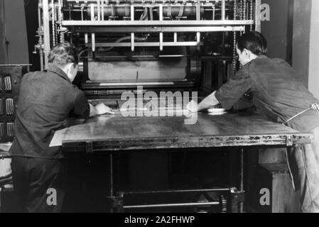 Eine Rotationsdruckmaschine Maschinenbaukonzerns in den Werken des MAN (Maschinenfabrik Augsburg-Nürnberg), Deutschland 1930 er Jahre. Un rotatives dans les usines de la société d'ingénierie mécanique (homme), Maschinenfabrik Augsburg-Nürnberg Allemagne 1930. Banque D'Images