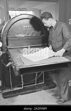 Homme Produktionskontrolle in den Werken, Deutsches Reich 1930er Jahre. Le contrôle de la production dans les usines de l'homme, de l'Allemagne des années 1930. Banque D'Images