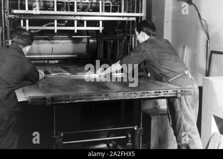 Eine Rotationsdruckmaschine Maschinenbaukonzerns in den Werken des MAN (Maschinenfabrik Augsburg-Nürnberg), Deutschland 1930 er Jahre. Un rotatives dans les usines de la société d'ingénierie mécanique (homme), Maschinenfabrik Augsburg-Nürnberg Allemagne 1930. Banque D'Images