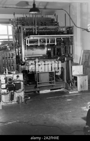 Eine Rotationsdruckmaschine Maschinenbaukonzerns in den Werken des MAN (Maschinenfabrik Augsburg-Nürnberg), Deutschland 1930 er Jahre. Un rotatives dans les usines de la société d'ingénierie mécanique (homme), Maschinenfabrik Augsburg-Nürnberg Allemagne 1930. Banque D'Images