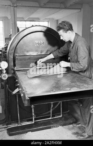 Homme Produktionskontrolle in den Werken, Deutsches Reich 1930er Jahre. Le contrôle de la production dans les usines de l'homme, de l'Allemagne des années 1930. Banque D'Images