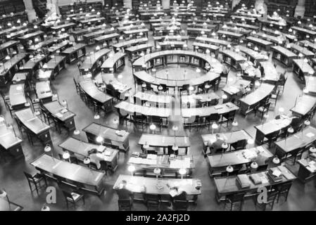 Der frühere Kuppellesesaal der Staatsbibliothek zu Berlin City East Preußische Staatsbibliothek) im Haus Unter den Linden, Deutschland 1930 er Jahre. Coupole de l'ancienne salle de lecture de la bibliothèque d'État de Berlin (ancienne bibliothèque d'Etat de Prusse), Allemagne 1930. Banque D'Images