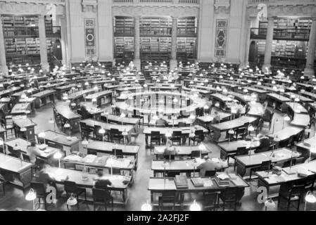 Der frühere Kuppellesesaal der Staatsbibliothek zu Berlin City East Preußische Staatsbibliothek) im Haus Unter den Linden, Deutschland 1930 er Jahre. Coupole de l'ancienne salle de lecture de la bibliothèque d'État de Berlin (ancienne bibliothèque d'Etat de Prusse), Allemagne 1930. Banque D'Images