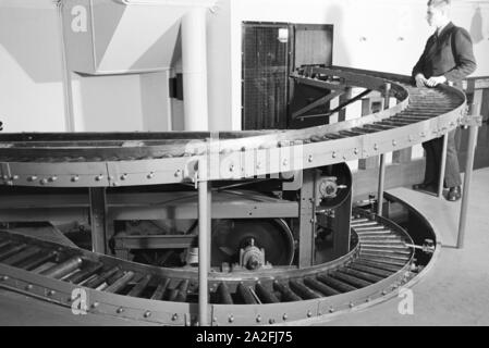 Buchförderanlage die im Magazin der Staatsbibliothek zu Berlin City East Preußische Staatsbibliothek), Deutschland 1930 er Jahre. Le livre d'un convoyeur dans la bibliothèque revue de la bibliothèque d'Etat de Berlin (ancienne bibliothèque d'Etat de Prusse), Allemagne 1930. Banque D'Images