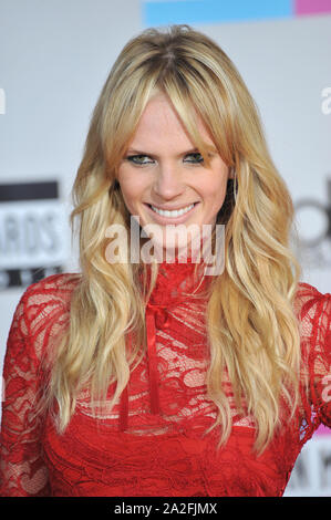 LOS ANGELES, CA. 20 novembre 2011 : modèle Anne Vyalitsyna Sports Illustrated (Anne V), en arrivant à l'American Music Awards 2011 au Nokia Theatre, LOS ANGELES. Vivre dans le centre-ville de Los Angeles. © 2011 Paul Smith / Featureflash Banque D'Images