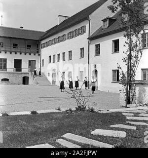 BdM Mädchen im Hof der Haushaltungsschule Greifenberg, Deutschland 1930 er Jahre. Corutyard BdM les filles à l'intérieur de l'école des sciences à Greifenberg, Allemagne 1930. Banque D'Images