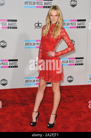LOS ANGELES, CA. 20 novembre 2011 : modèle Anne Vyalitsyna Sports Illustrated (Anne V), en arrivant à l'American Music Awards 2011 au Nokia Theatre, LOS ANGELES. Vivre dans le centre-ville de Los Angeles. © 2011 Paul Smith / Featureflash Banque D'Images