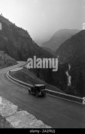 Unterwegs auf der Deutschen Alpenstraße, Deutschland 1930 er Jahre. Sur la Deutsche Alpenstrasse mountain road, Allemagne 1930. Banque D'Images